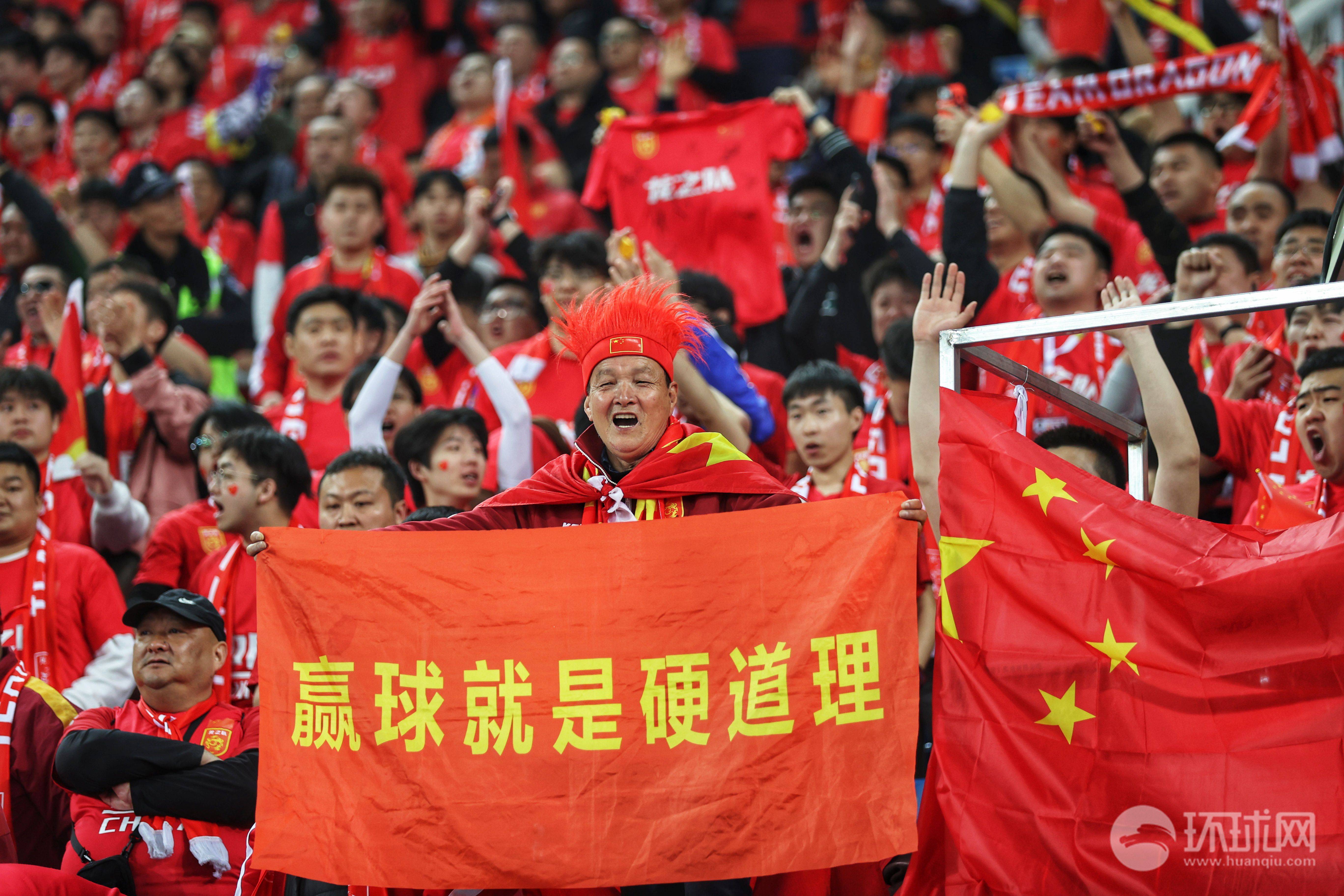 国内足球赛事上演激动人心的对决